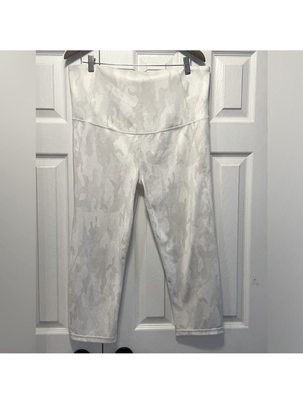 GAPFIT Gap Maternity White Camo leggings size Large